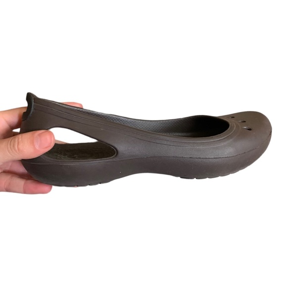 CROCS women’s brown flats - Picture 2 of 9